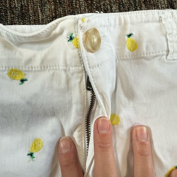 LOFT High Waist Washed Twill Shorts with Embroidered Lemons size 8 - Picture 3 of 6